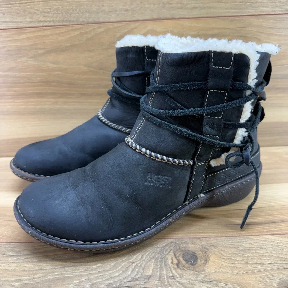 UGG Cove Ankle Boots 10 Black Leather Shearling Fur Lined Cozy Sherpa Cabin Core